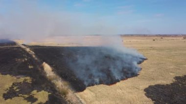 İlkbaharda yanan tarla, yukarıdan manzara