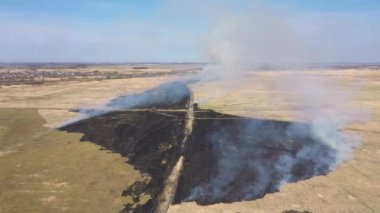 İlkbaharda yanan tarla, yukarıdan manzara