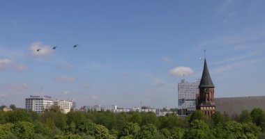 Kaliningrad, Rusya - 09 Mayıs 2020: İkinci Dünya Savaşı 'nda Zafer Günü' nün kutlandığı gün şehir üzerinde havacılık geçidi