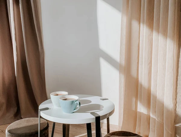 Chaleureuse Maison Confortable Quelques Tasses Café Sur Une Table Blanche — Photo