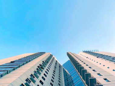 Güneşli bir günde cam pencereli modern binaların alt manzarası