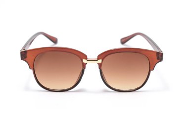 kahverengi cam üzerinde beyaz izole kadın güneş gözlüğü