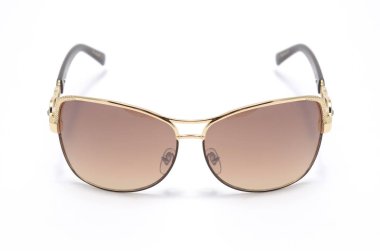 Beyaz izole kahverengi camlı bir demir çerçeve içinde güneş gözlüğü