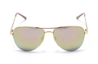 Yeşil cam üzerinde beyaz izole bir demir çerçeve içinde güneş gözlüğü