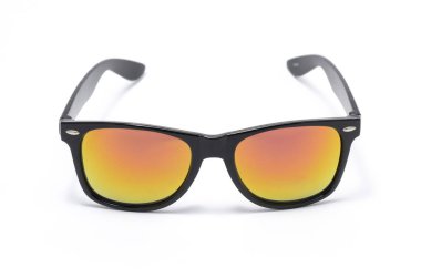 Degrade cam üzerinde beyaz izole kalın siyah plastik çerçeve içinde güneş gözlüğü