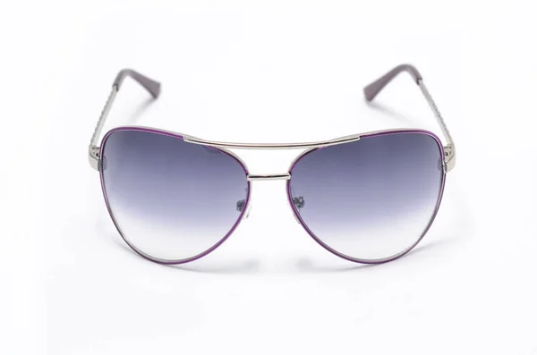 Solglasögon i lila järn ram isolerad på vit — Stockfoto