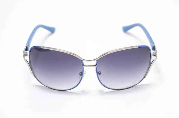 Damensonnenbrille im eisernen Rahmen isoliert auf weiß — Stockfoto