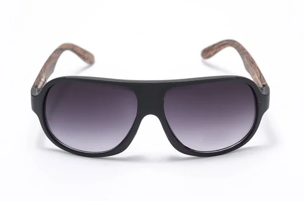 Óculos de sol masculinos em quadro preto isolado em branco — Fotografia de Stock