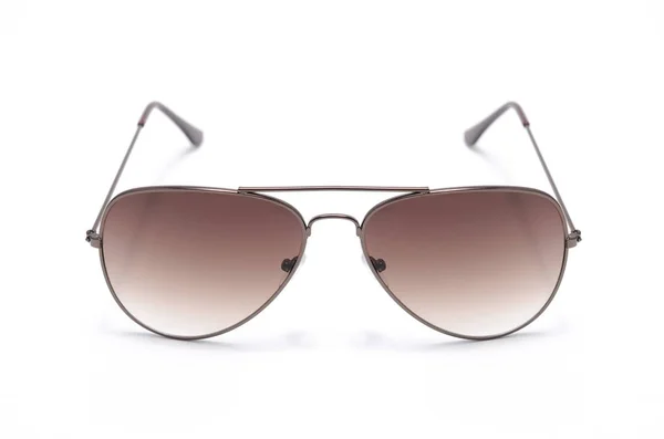 Gafas de sol en marco de hierro con cristal marrón aislado sobre blanco —  Fotos de Stock