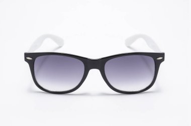 kalın siyah plastik çerçeve üzerinde beyaz izole içinde güneş gözlüğü