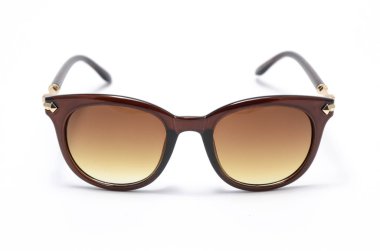 kahverengi cam üzerinde beyaz izole kadın güneş gözlüğü