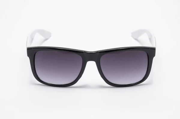 Kalın siyah plastik çerçeve üzerinde beyaz izole içinde erkek güneş gözlüğü — Stok fotoğraf