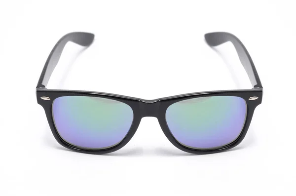 Lunettes de soleil en épais cadre en plastique noir avec verre dégradé isolé sur blanc — Photo