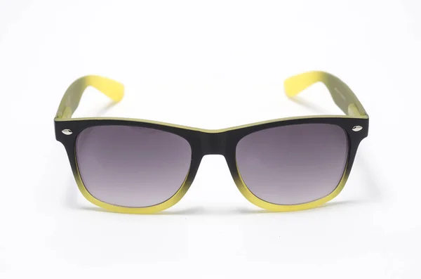 Sonnenbrille in dickem Kunststoffrahmen isoliert auf weiß — Stockfoto