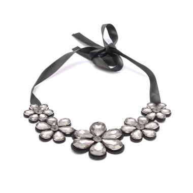 çiçek ve siyah şerit üzerinde beyaz izole kolye