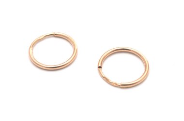 beyaz izole altın küpe