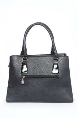 Büyük deri siyah çanta üzerinde izole beyaz