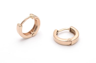 beyaz izole altın küpe