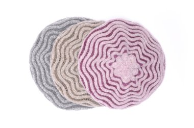 Üç Bereliler üzerinde beyaz izole