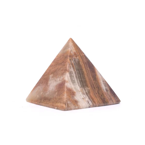 Stenen piramide geïsoleerd op wit — Stockfoto