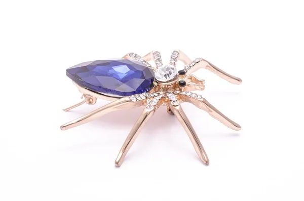 Golden spider z duży niebieski kamień na białym tle — Zdjęcie stockowe
