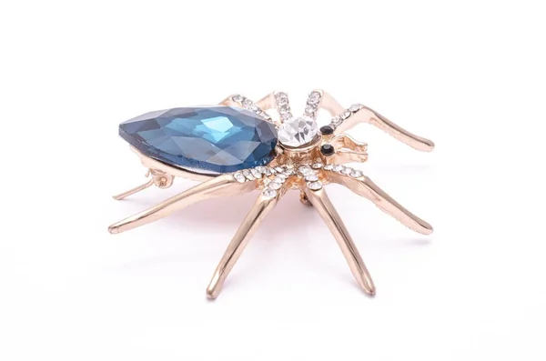 Kultainen hämähäkki iso sininen kivi eristetty valkoinen — kuvapankkivalokuva