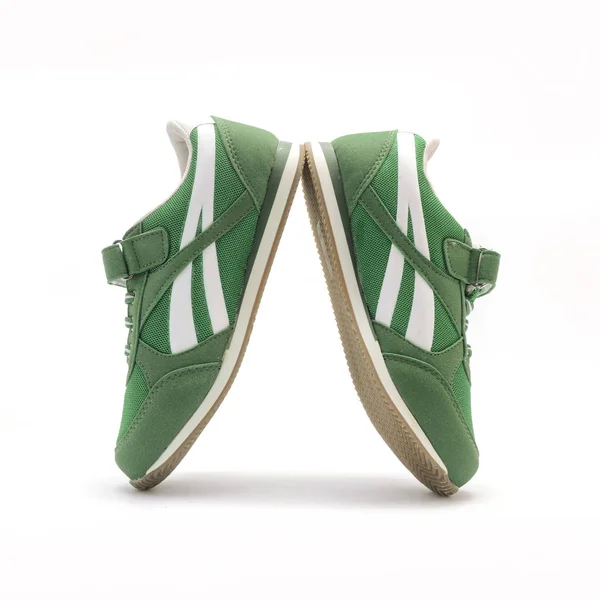 Zapatillas verdes aisladas en blanco —  Fotos de Stock