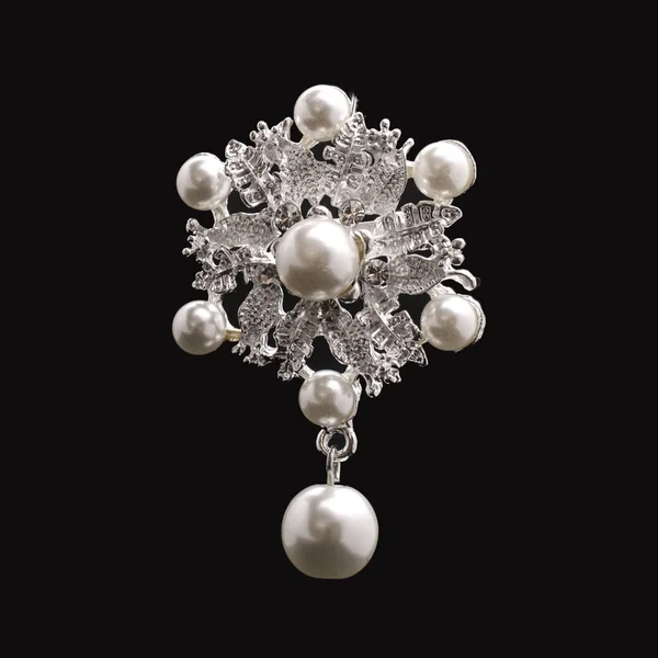 黒に分離された真珠ブローチ花 — ストック写真