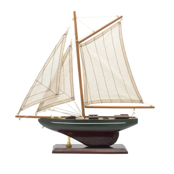 Jacht drewniany model z żagle na białym tle — Zdjęcie stockowe