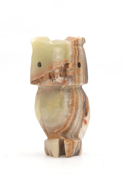 Фігурка папуги з натурального каменю ізольована на білому — стокове фото