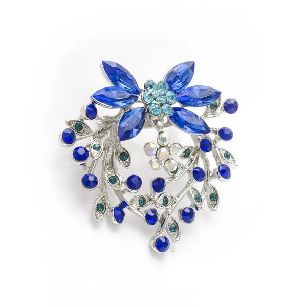 Ασημένιο λουλούδι καρφίτσα με μπλε διαμάντια που απομονώνονται σε λευκό — Φωτογραφία Αρχείου