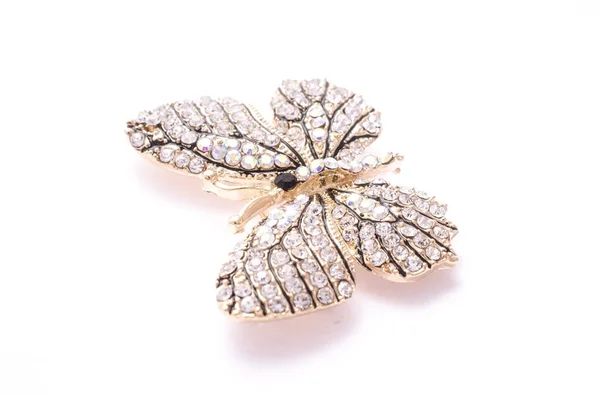 Broche mariposa dorada con diamantes aislados en blanco — Foto de Stock