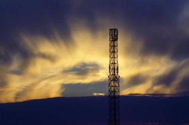 Radyo, Tv Kulesi günbatımı arka plan üzerinde