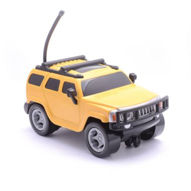 Uzaktan kumanda üzerindeki sarı oyuncak jeep