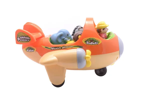 Speelgoed vliegtuigen met passagiers geïsoleerd op wit — Stockfoto