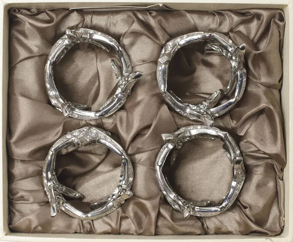 窗帘在丝绸上的银戒指 — 图库照片