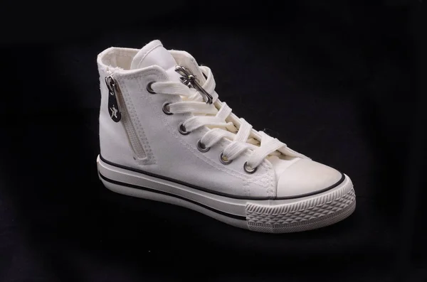 Elszigetelt fekete fehér cipők — Stock Fotó