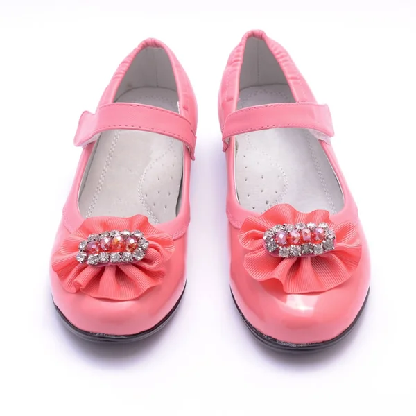 Niños zapatos de color rosa aislados en blanco — Foto de Stock