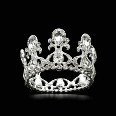 siyah arka planda izole gümüş crown