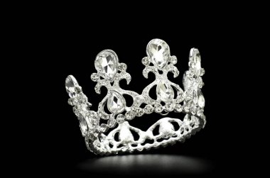 siyah arka planda izole gümüş crown