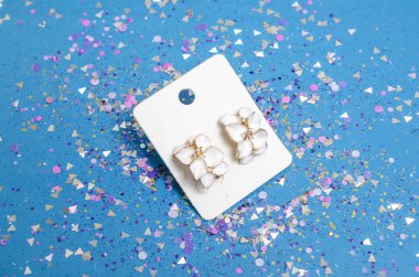 üzerinde mavi arka plan izole payetler emaye Küpe çiçeği.