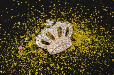 Altın sparkles arka plan üzerinde izole altın Broş taç