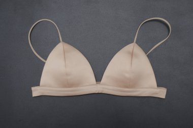 üçgen bej ipek sutyen siyah, bralette izole