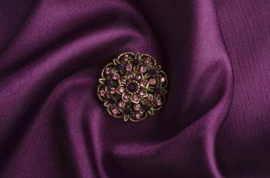 taşlar ipek ile yuvarlak broş