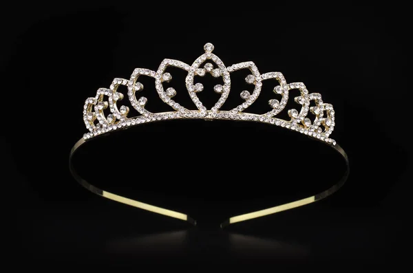 Tiara dorada con gemas aisladas sobre fondo negro —  Fotos de Stock