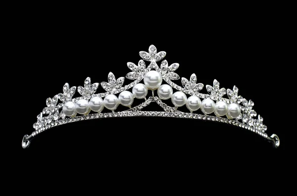 Tiara con perle isolate su fondo nero — Foto Stock