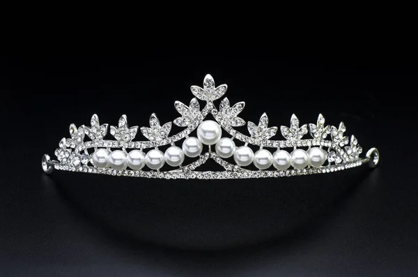 Tiara con perlas aisladas sobre fondo negro —  Fotos de Stock