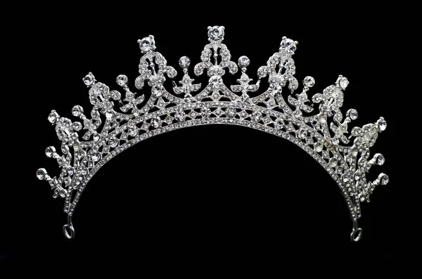 Tiara plateada aislada sobre un fondo negro — Foto de Stock