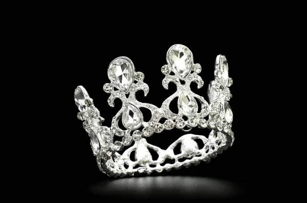 Siyah arka planda izole gümüş crown — Stok fotoğraf