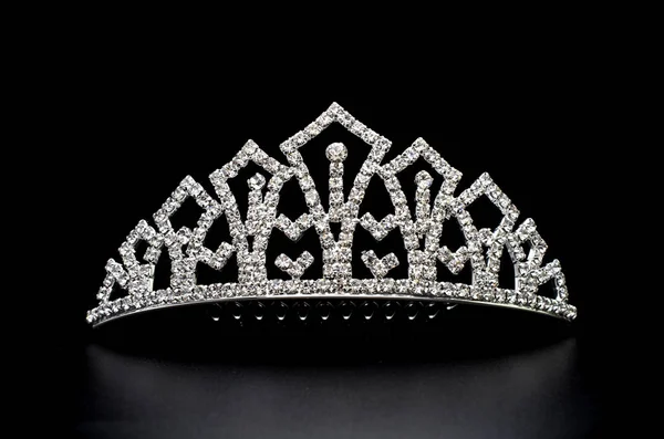 Tiara in argento isolata su fondo nero — Foto Stock